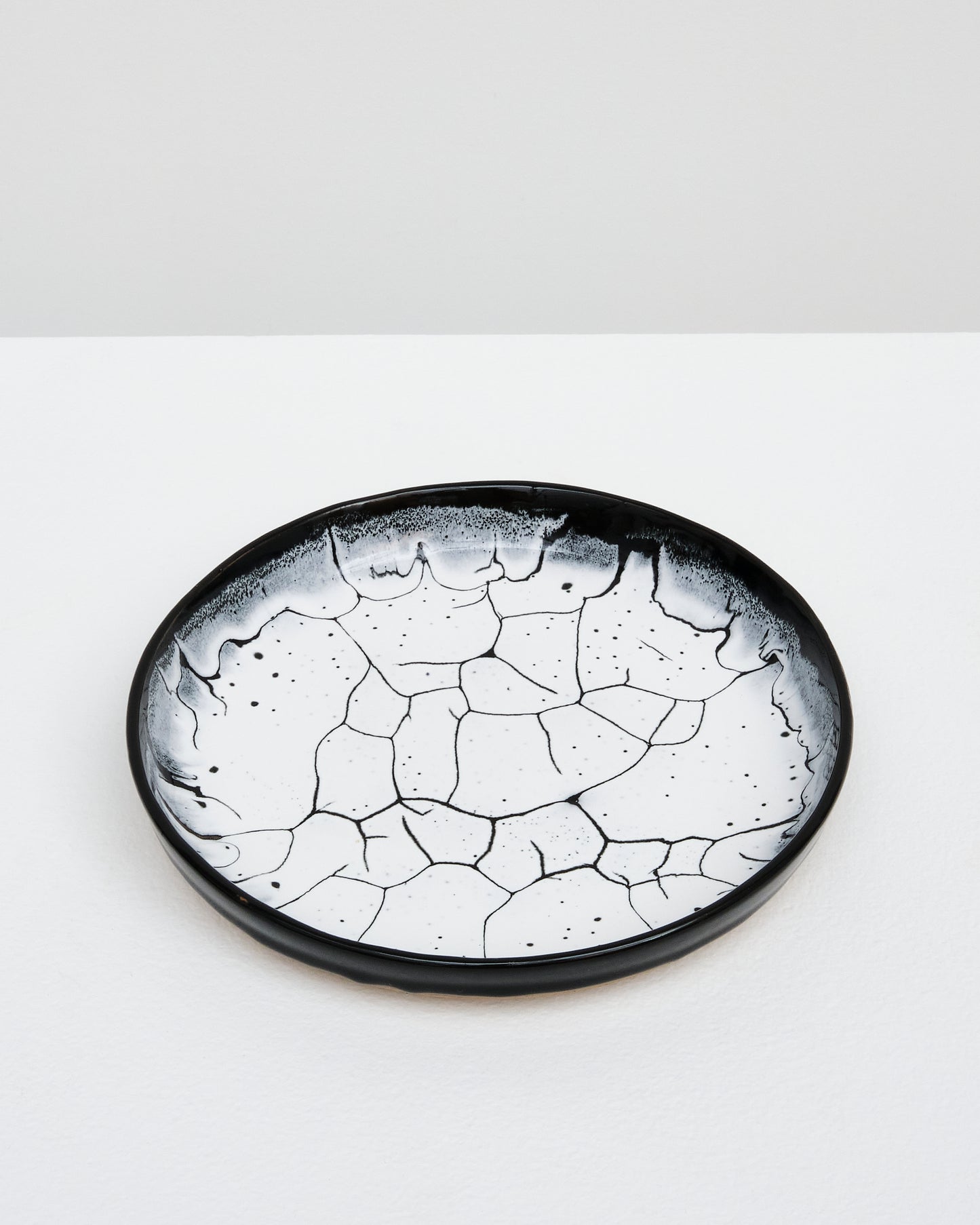 Smooth dinner plate with lip