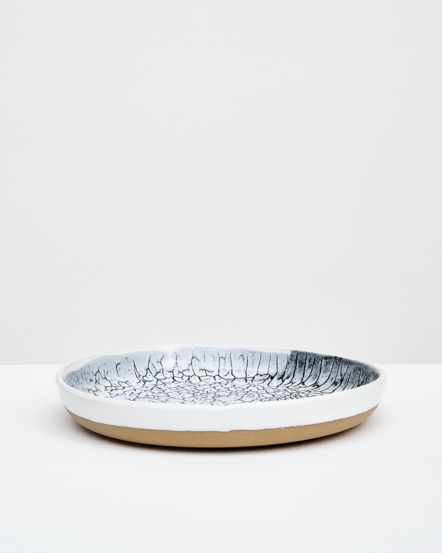 Smooth dinner plate with lip