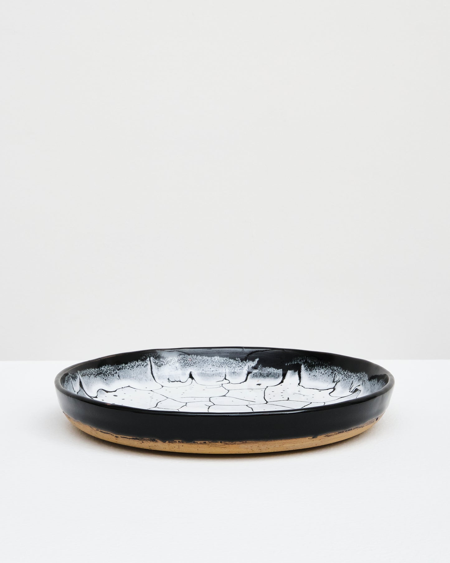 Smooth dinner plate with lip