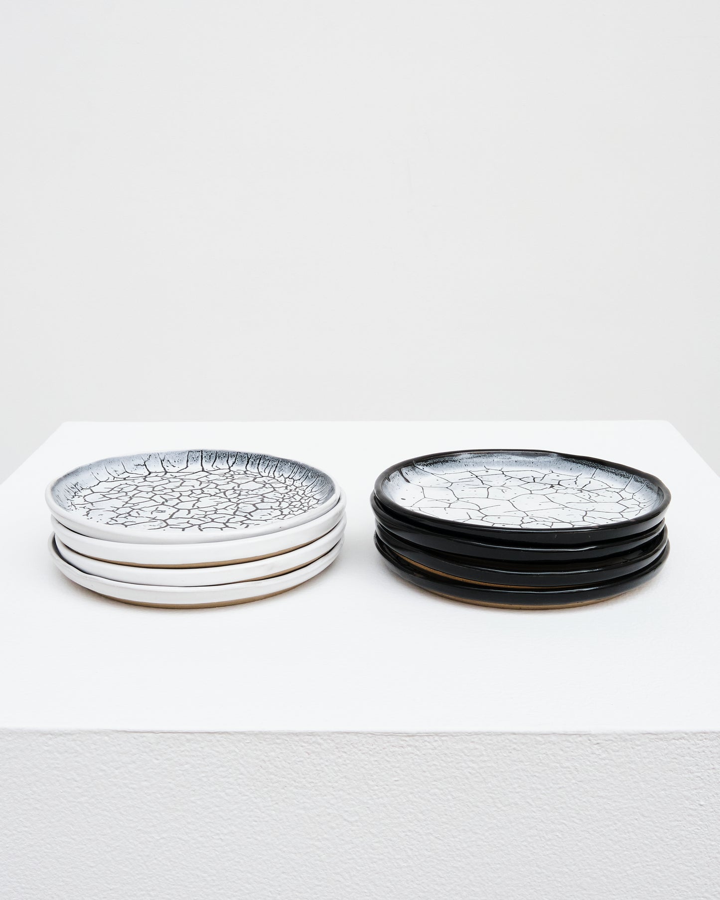 Smooth dinner plate with lip
