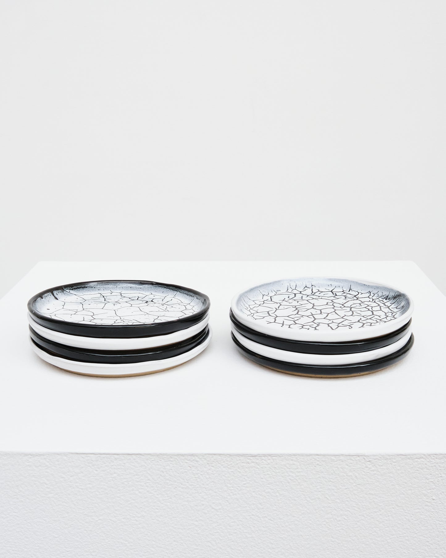 Smooth dinner plate with lip