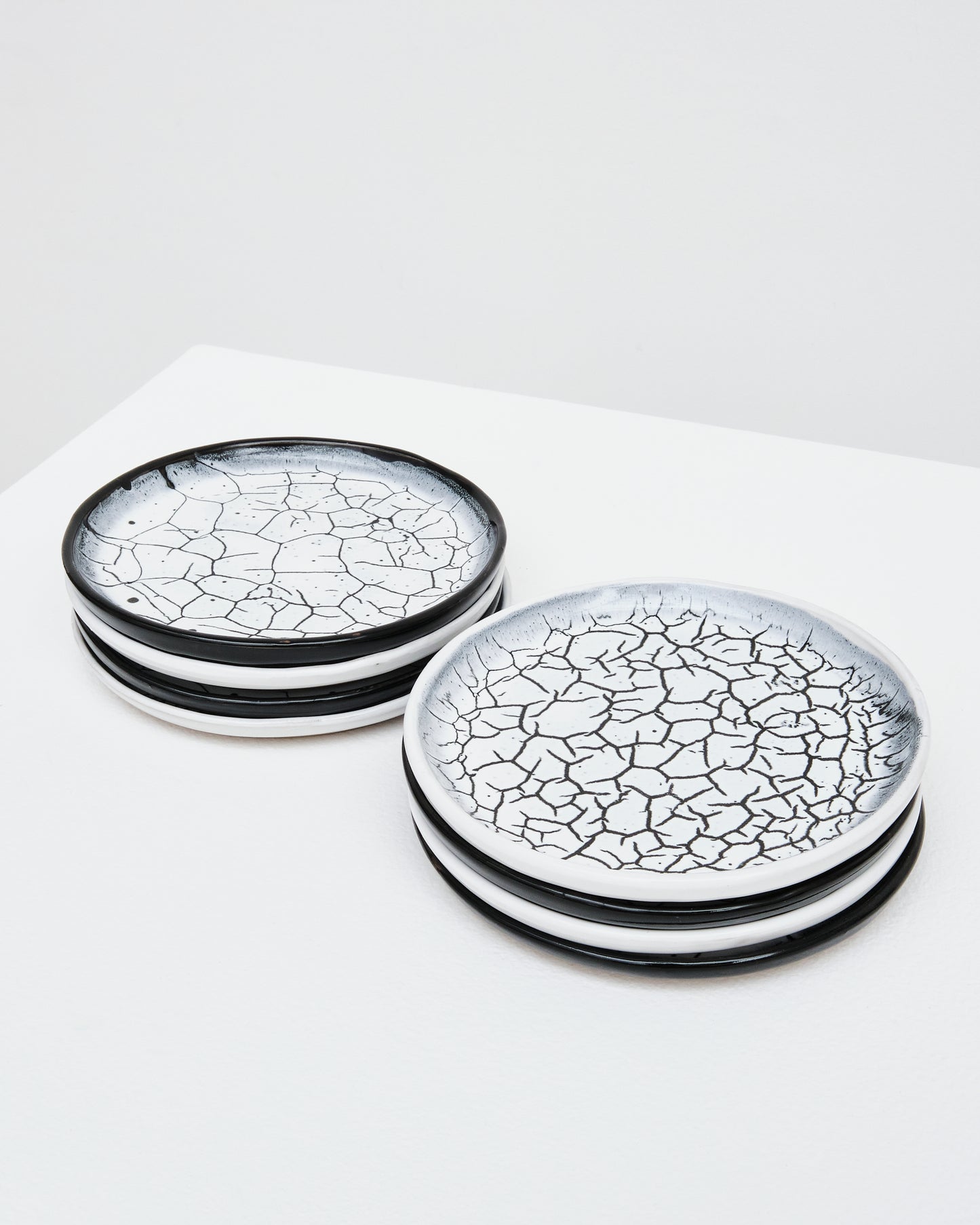 Smooth dinner plate with lip