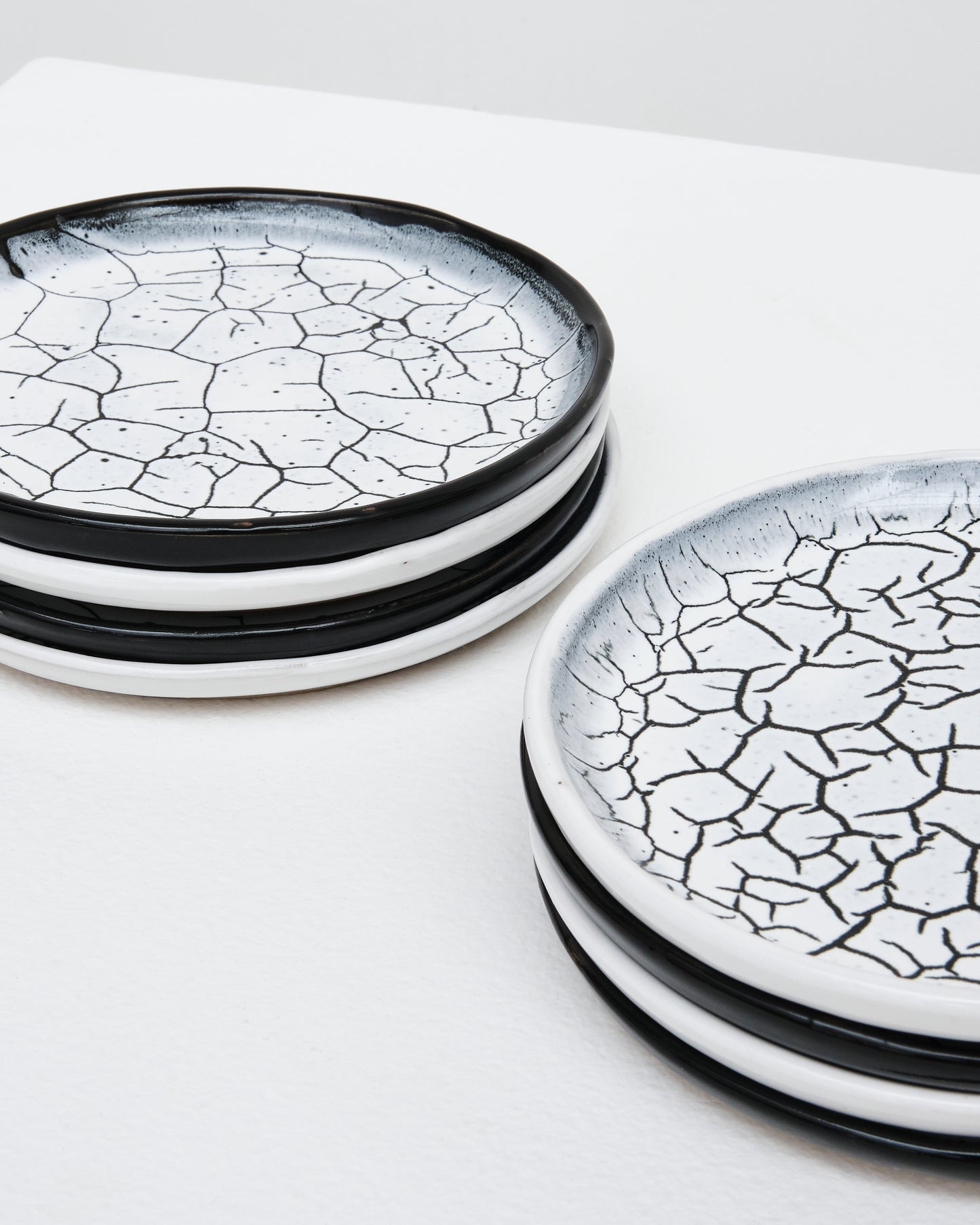 Smooth dinner plate with lip